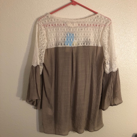 Tan & lace blouse - Picture 4 of 5
